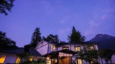 施設の正面 (日没後) / 2