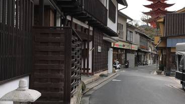 施設の入り口 / 13