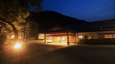 施設の正面 (日没後) / 2