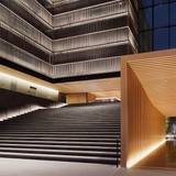 建物自体がアートな
美しいホテルへ / 2