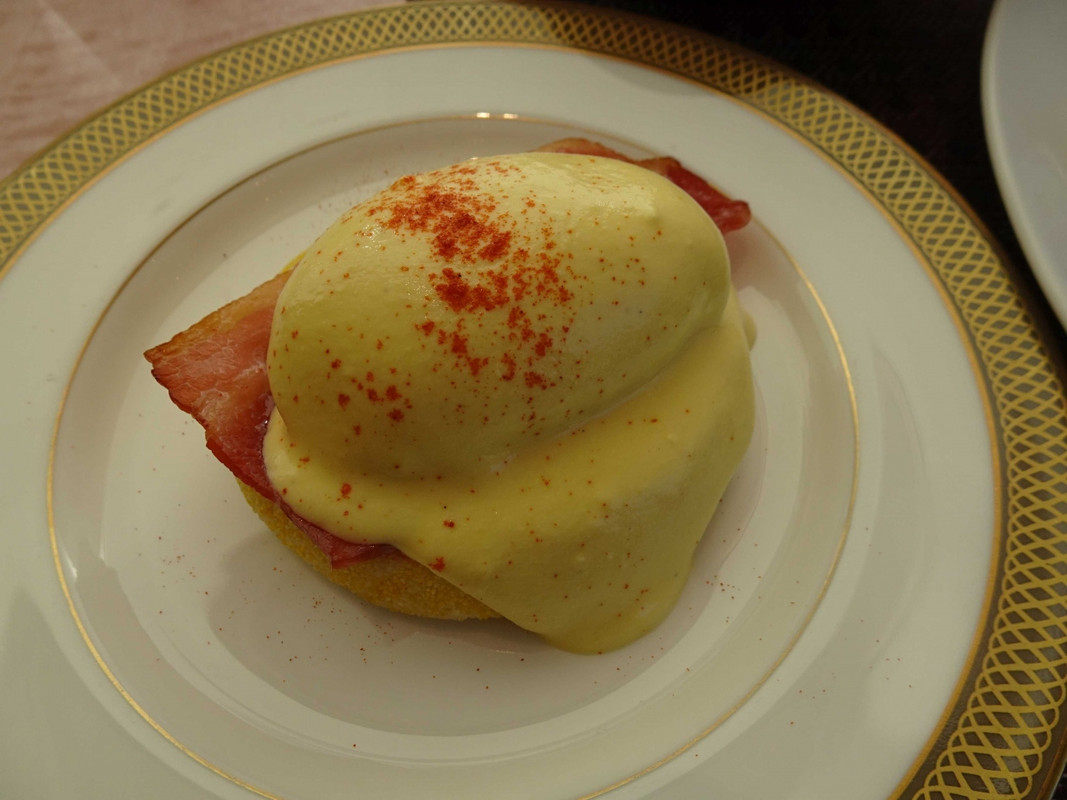 その場で作ってもらえるエッグベネディクトは美味しい