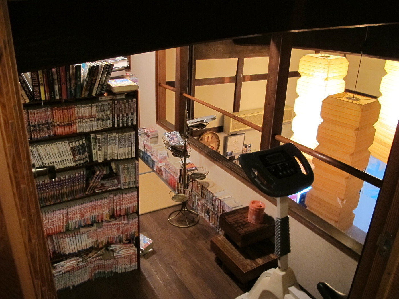 「旅の宿 葆光荘」 内観 14858429 小屋裏部屋に、漫画とランニングマシーン。