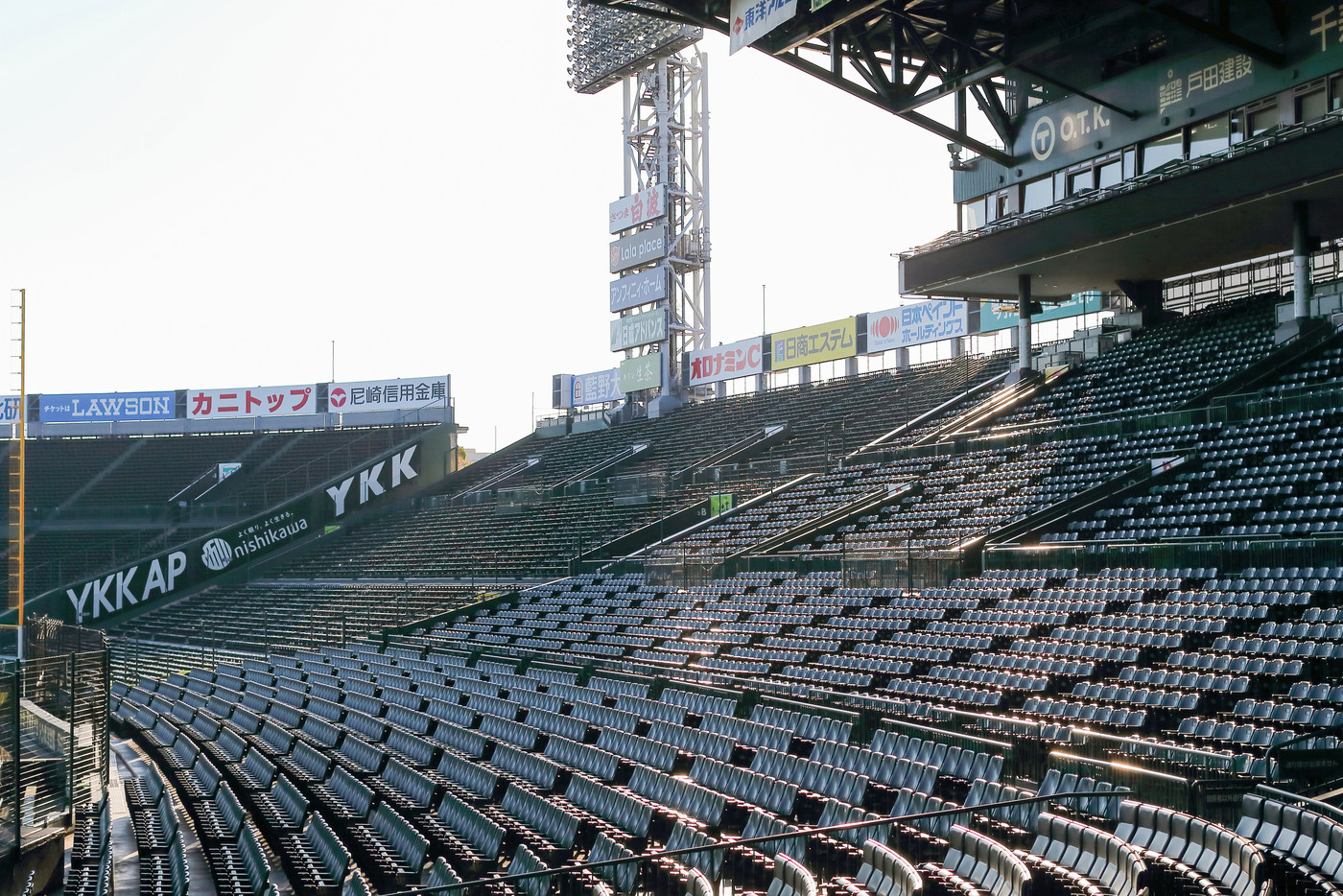 観客のいない甲子園のアルプススタンド