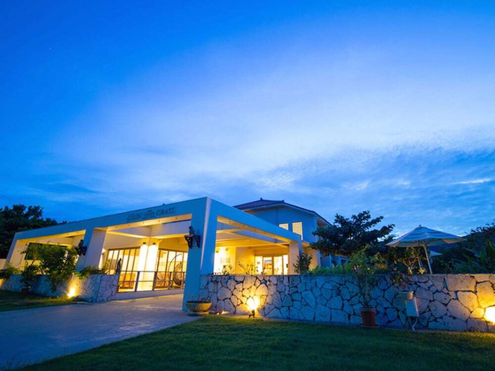 施設の正面 (日没後)