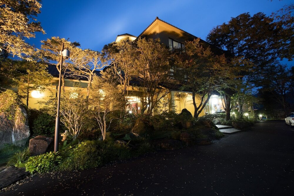 施設の正面 (日没後)