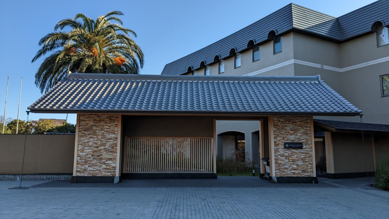 エントランス。チェックイン時間にスタッフが待機していました。