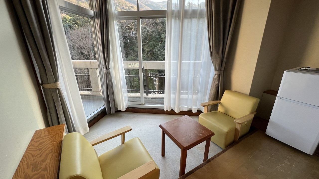 カーペット敷の広縁。ベランダもあります。