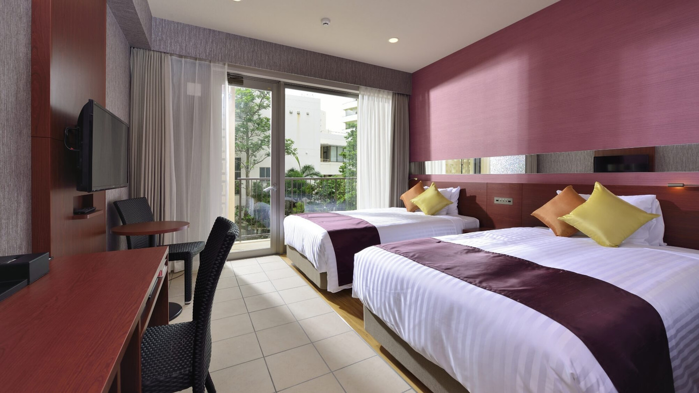 窓から見える沖縄ならではの風景に旅行気分が上がる4379015