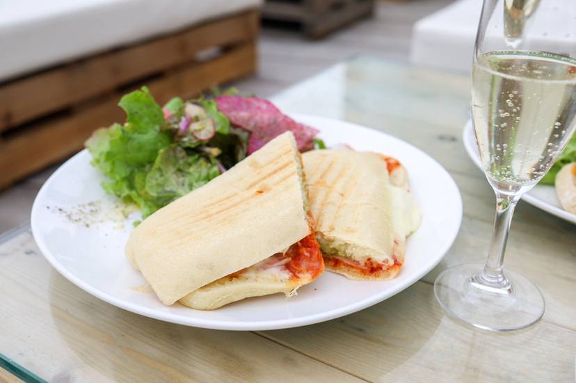 海辺のカフェで
至福のひとときを / 1