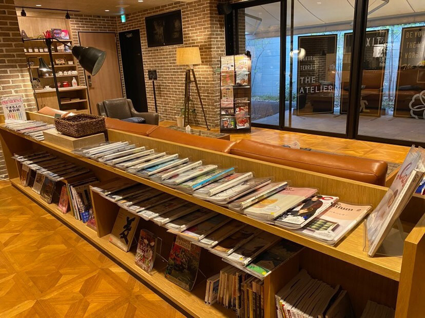 ロビーにある雑誌。コーヒーをのみながらカフェのように過ごせる / 1