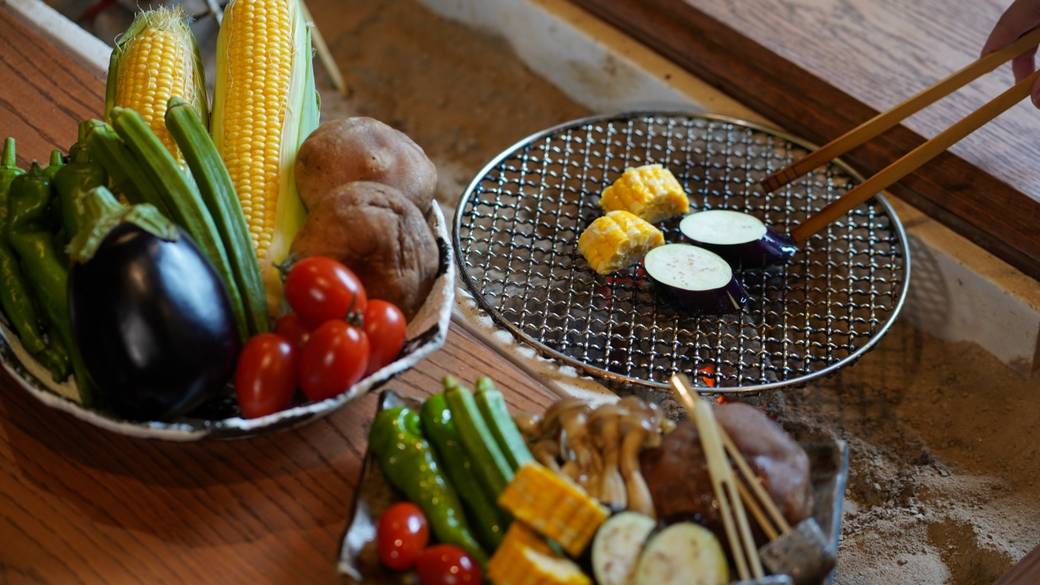 囲炉裏を囲んで
炭火焼きの朝食 / 4