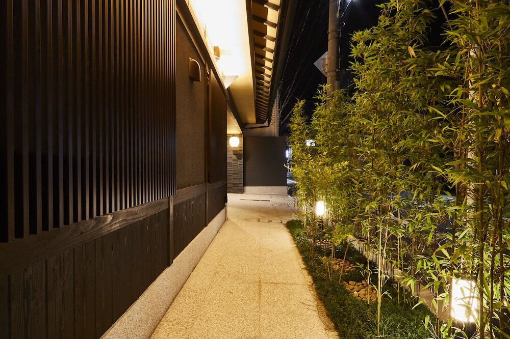 施設の正面 (日没後)