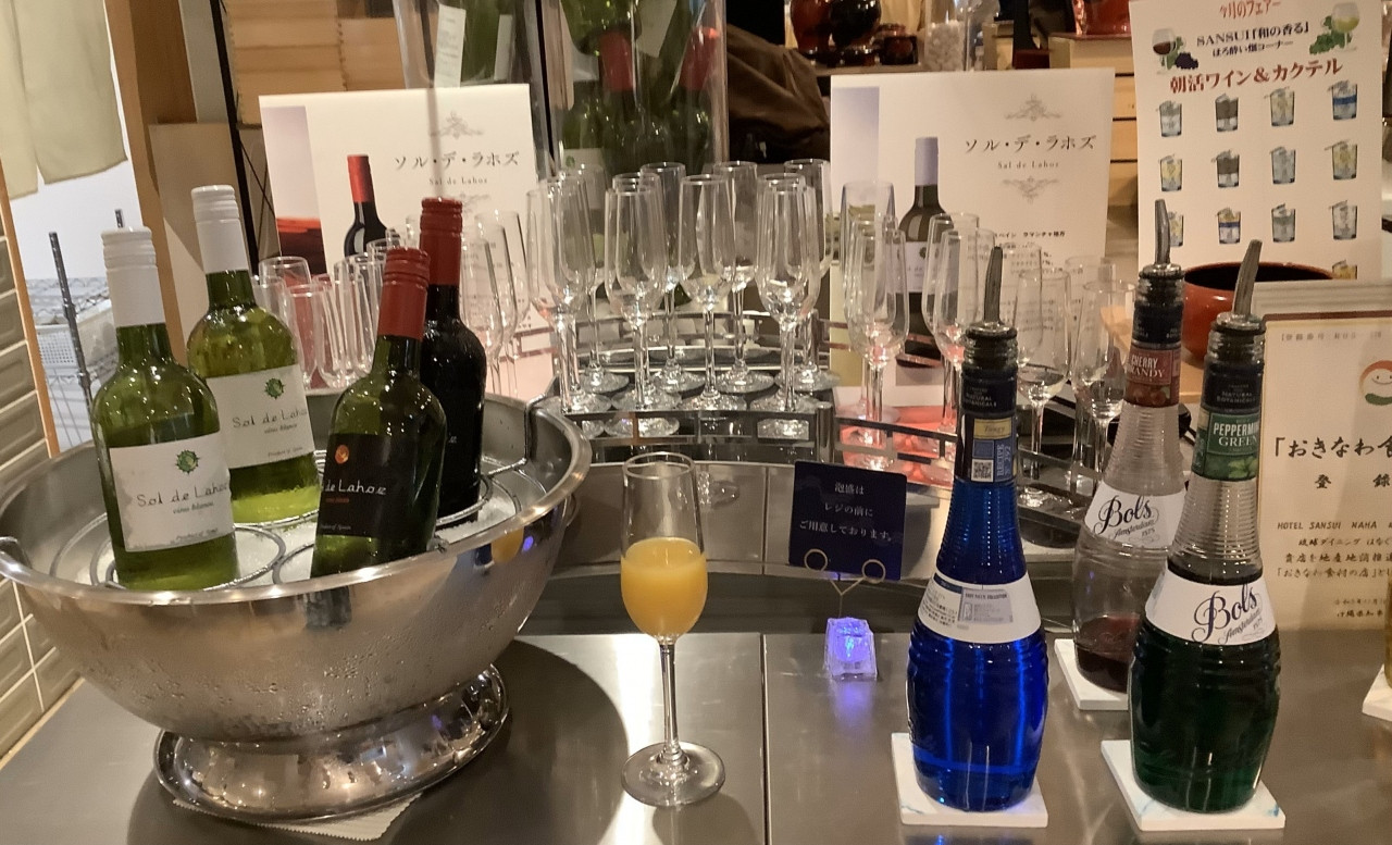 朝食バイキングではワインも飲めます