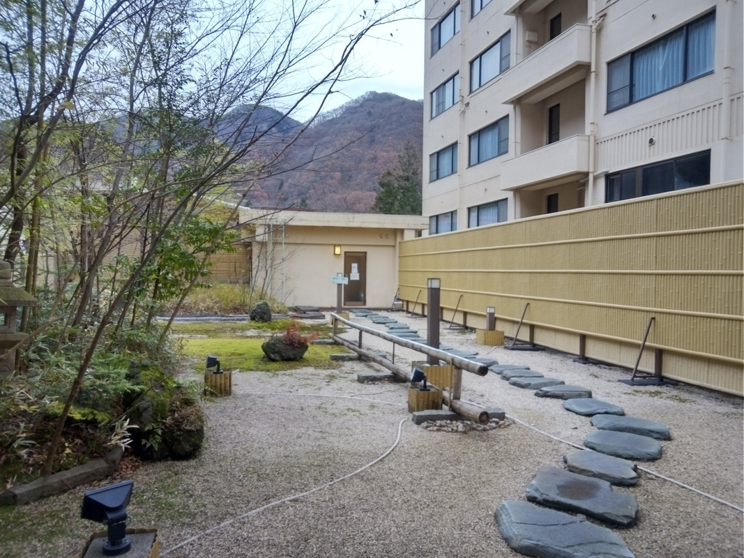 柳の館5階、庭の先に女性露天風呂があります。