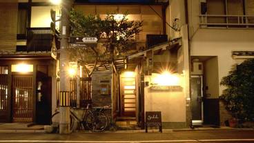 施設の正面 (日没後) / 2