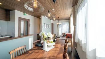 客室内のダイニングエリア / 24