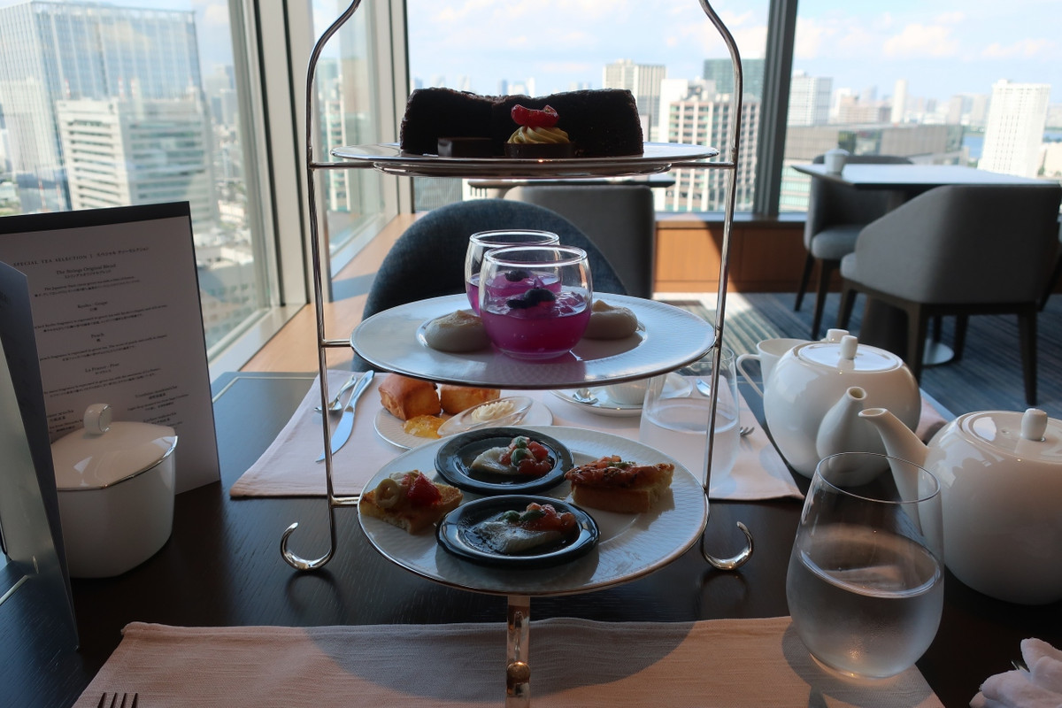 クラブラウンジでアフタヌーンティ