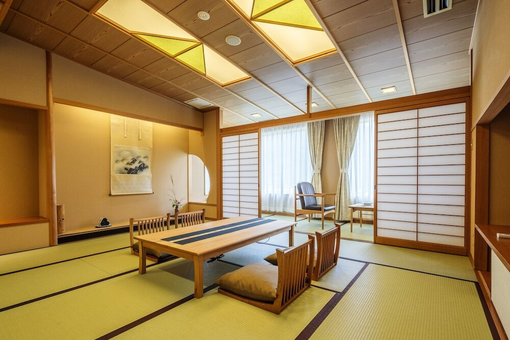 館内は畳敷き。温泉付きのお部屋などで子育て世代を応援！4376723