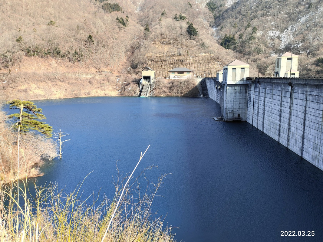 四万ブルー　ダム湖にて