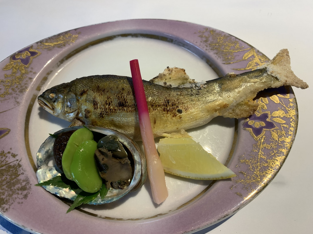 美味しくて頭から戴いた鮎の化粧焼き。