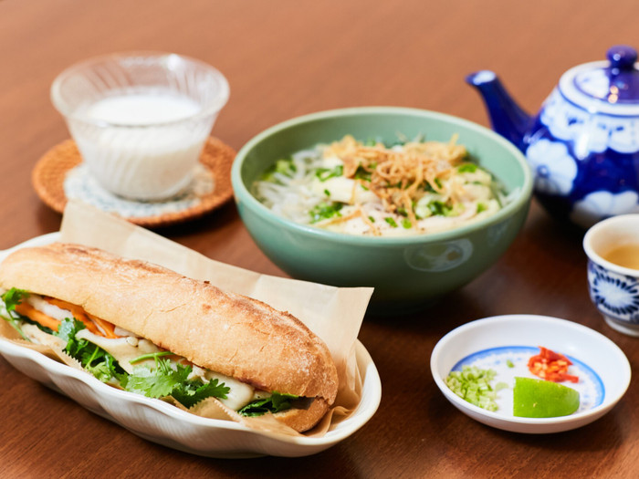 フォーとバインミーにドリンク、デザートがついた豪華な「バインミーセット」。ハーブの香りが食欲をそそります