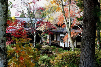 仏教時代の雰囲気が残る茅葺屋根の静かな場所3723635