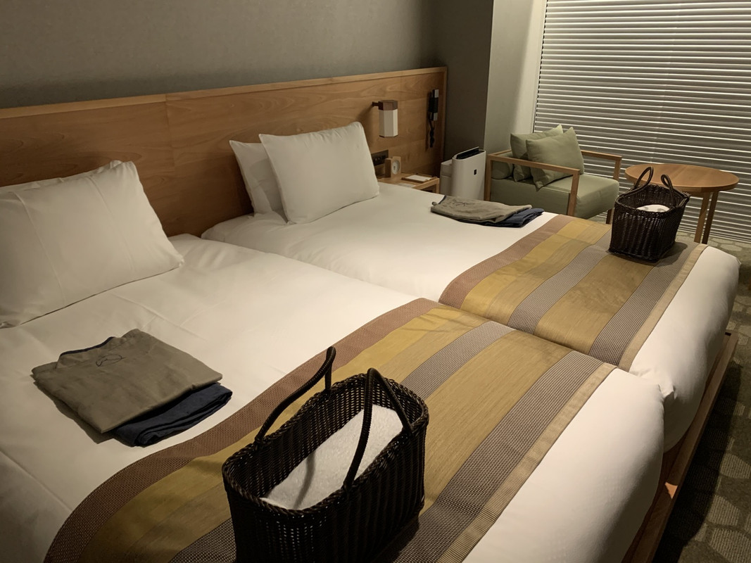 ツインルームのお部屋。お風呂用の籠があります。