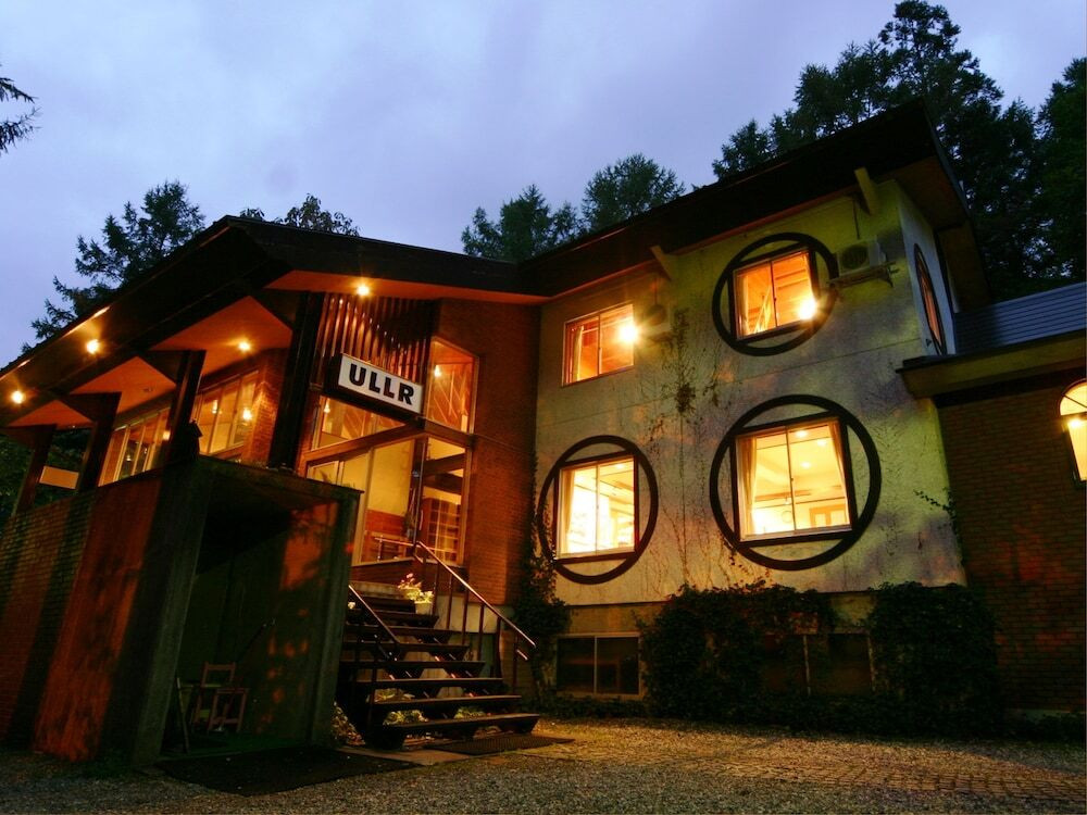 施設の正面 (日没後)