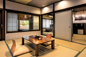 窓の外には滝が見えるロケーション