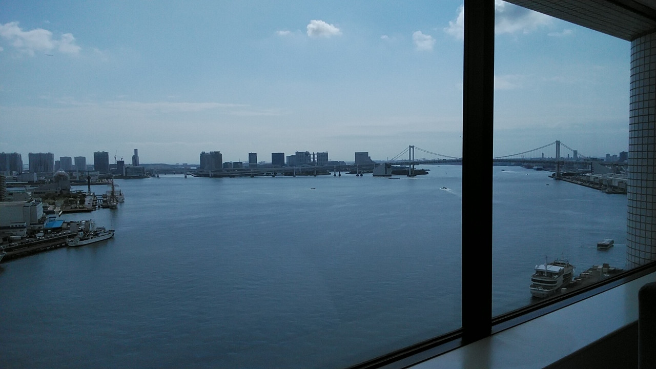 部屋からのレインボーブリッジ側