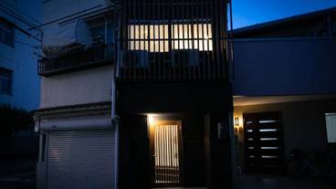 施設の正面 (日没後) / 2