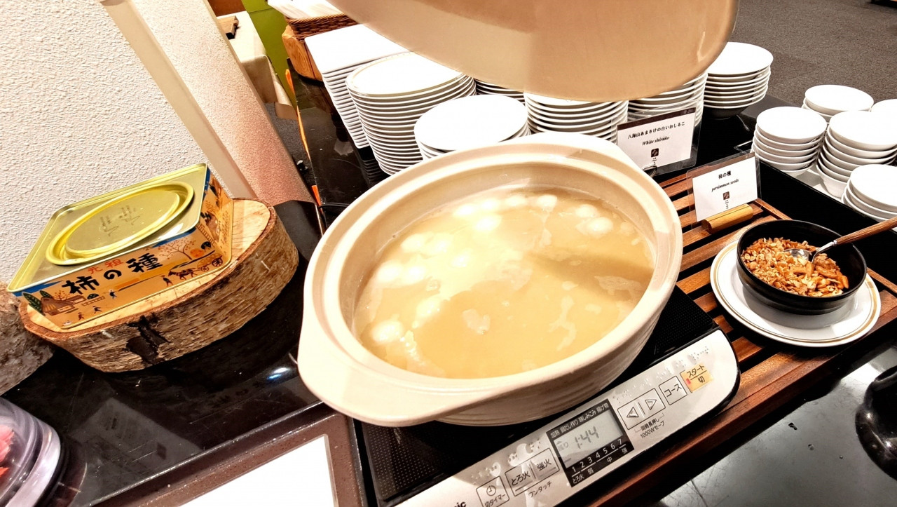 八海山甘酒の白いおしるこ柿の種のせ