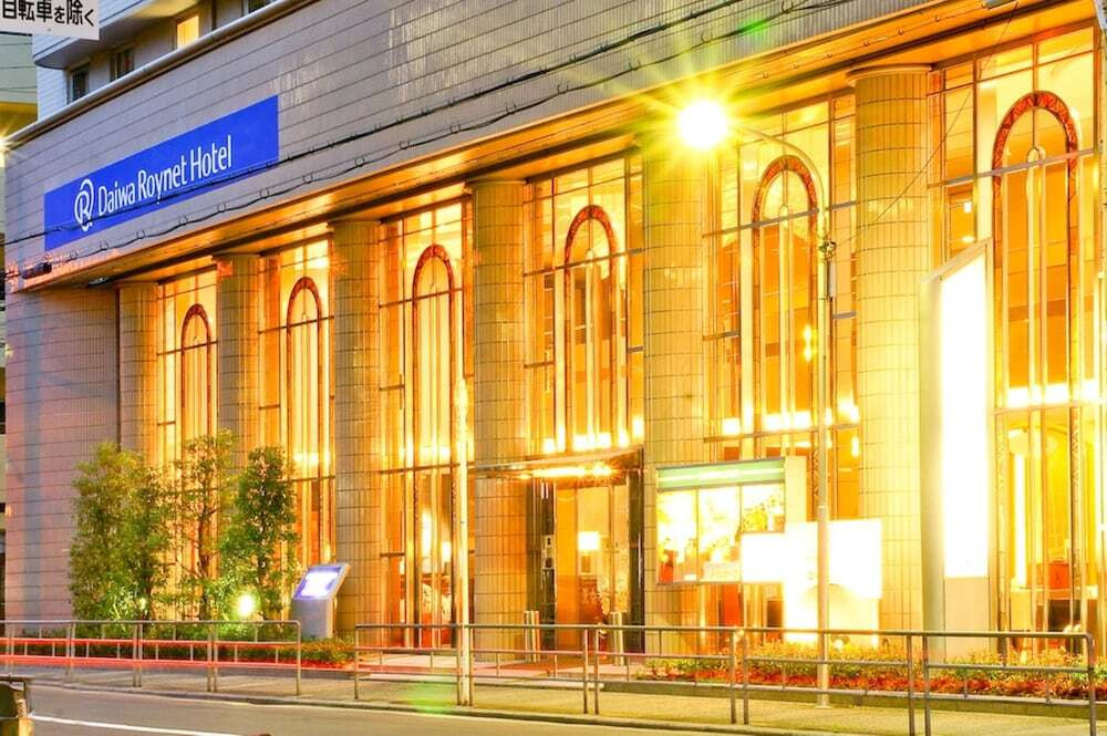 施設の正面 (日没後)