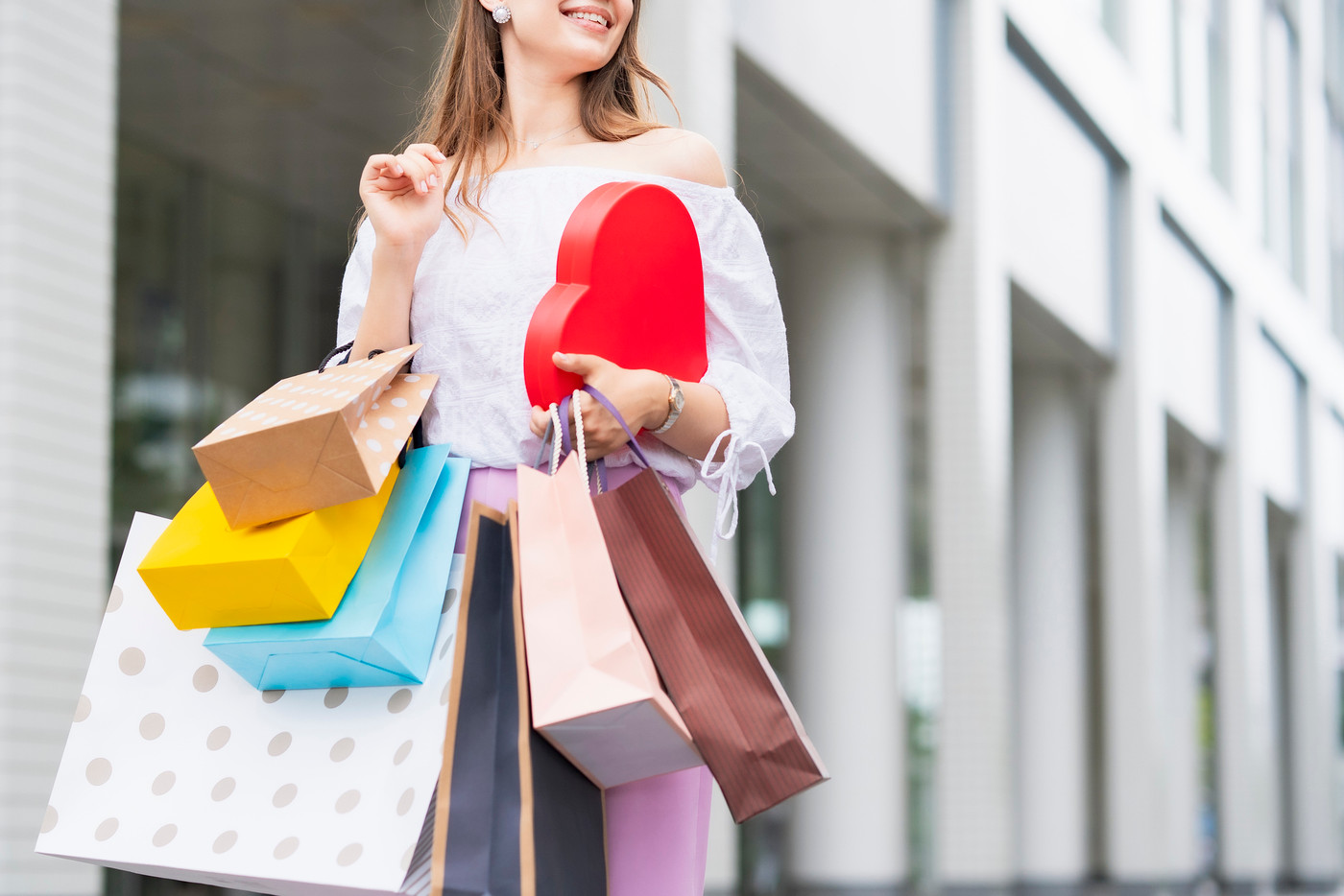 たくさんの買い物袋を抱える女性