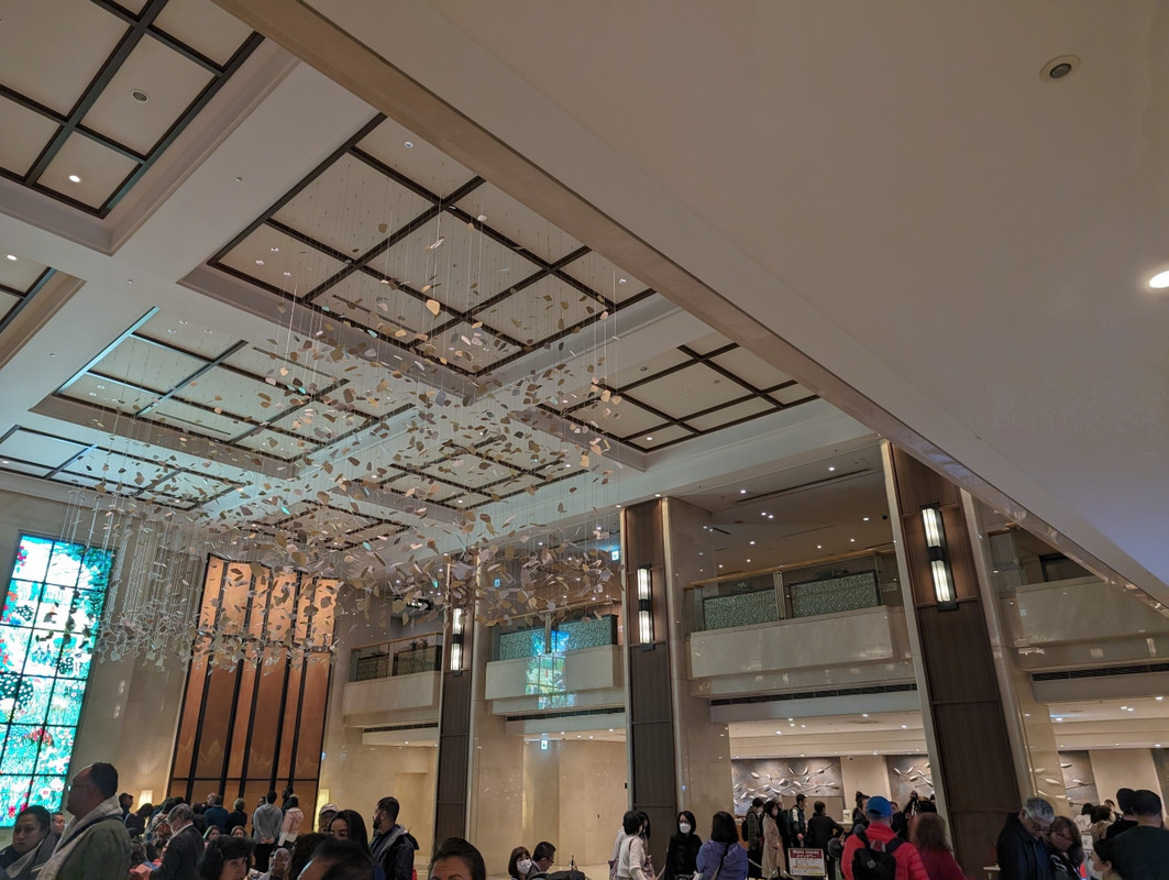 メインタワーのロビーは天井が高いです。