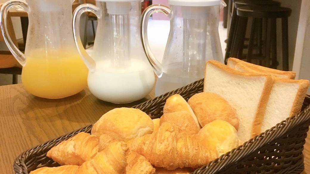 パンもご飯もサラダも♪
和洋豊富なビュッフェ / 2