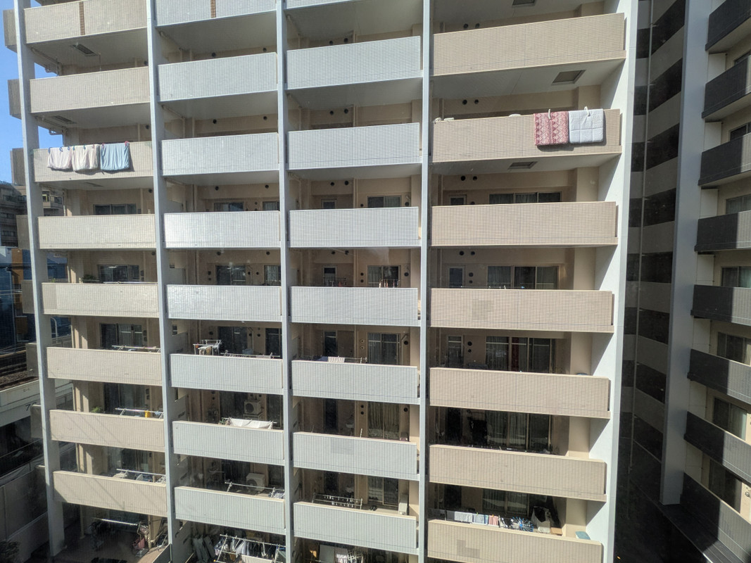 カーテンは引きっぱなし