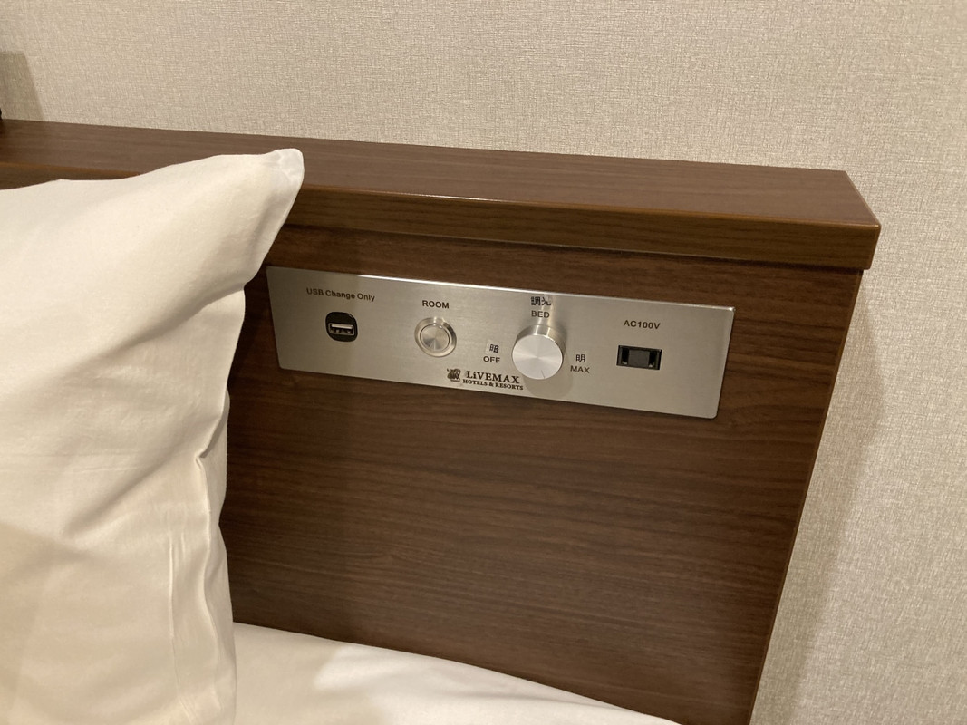 枕元にも電源1か所とUSBポート