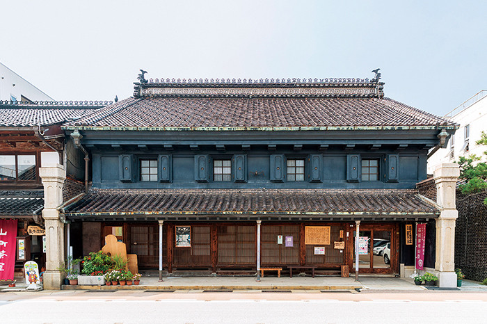 日本の伝統的な情緒漂う「山町筋(やまちょうすじ)」2112237