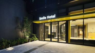 施設の正面 (日没後) / 1