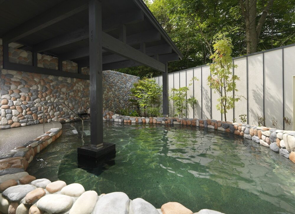 大沼のほとりに建つ、温泉とフレンチが自慢のホテル3648308