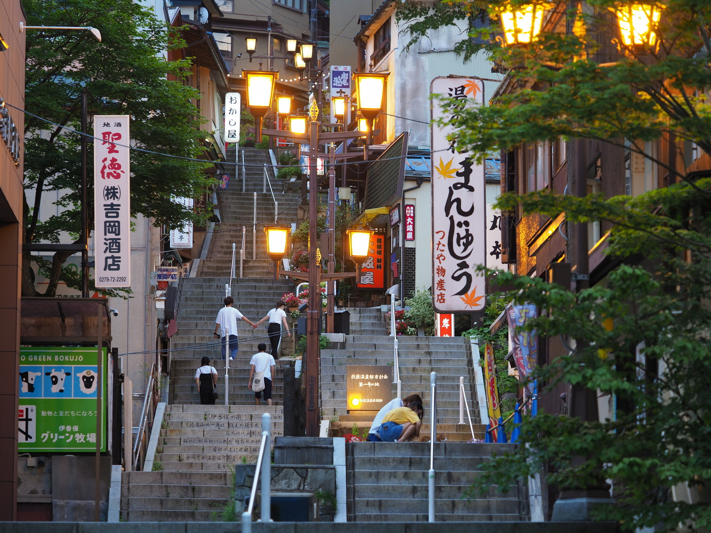 伊香保温泉　夕暮れの石段街