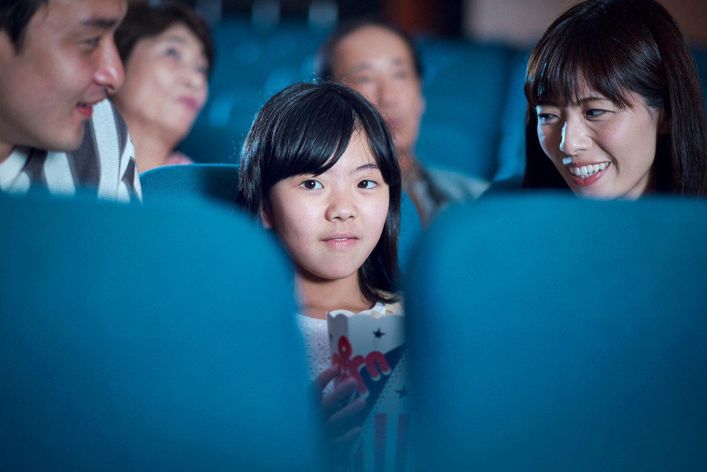 映画館で映画を見る観客