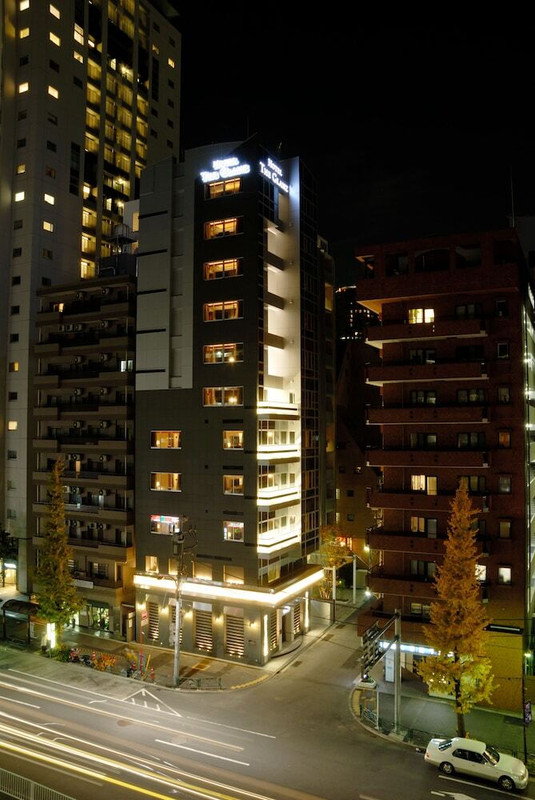 施設の正面 (日没後)