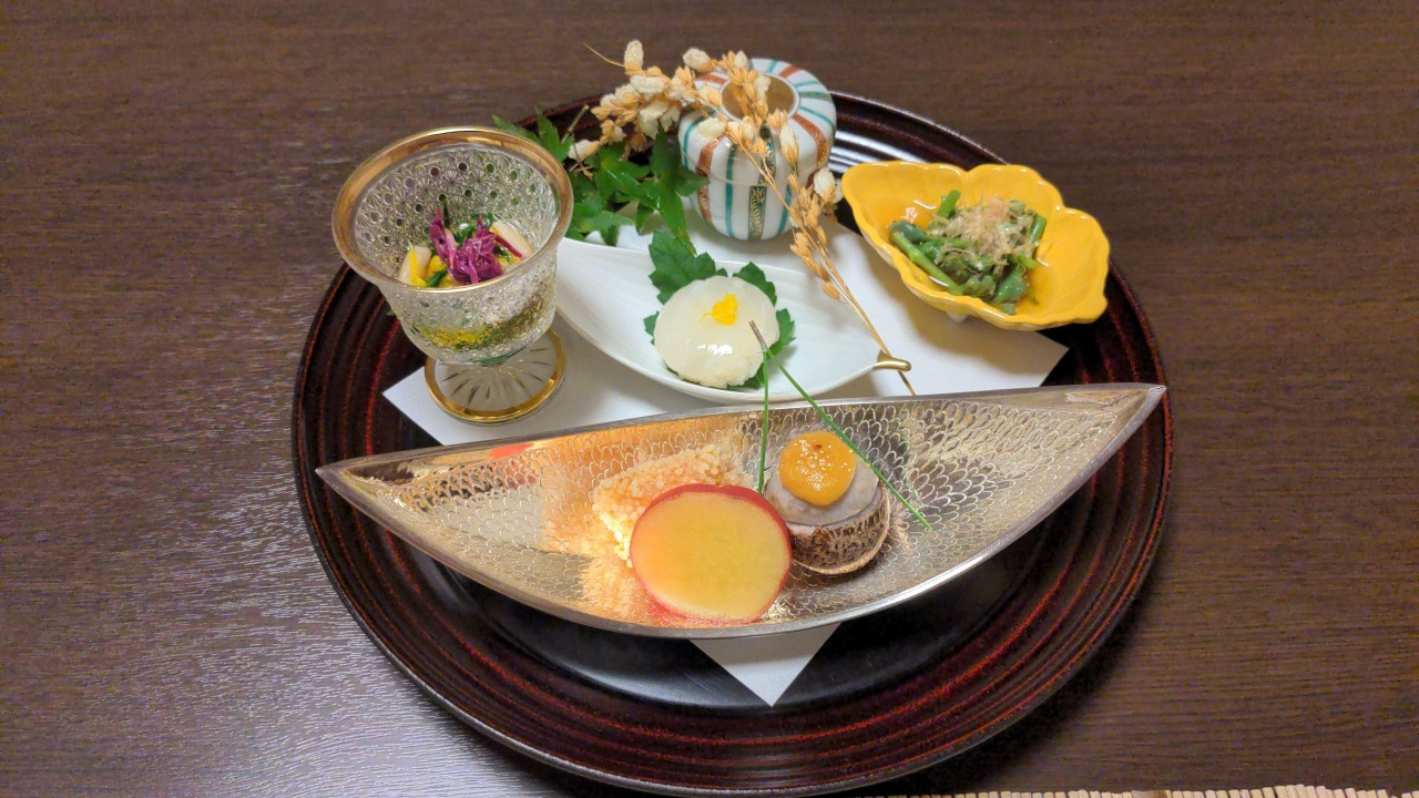 八寸は秋を感じさせる盛り込み。温かいものは温かいのもよい