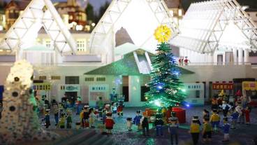 施設の正面 (日没後) / 2