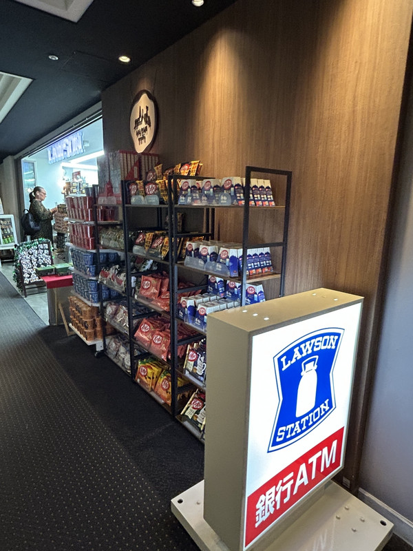 １階にローソンあり