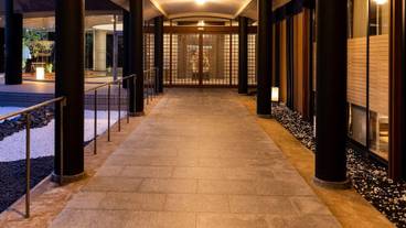 施設の正面 (日没後) / 1