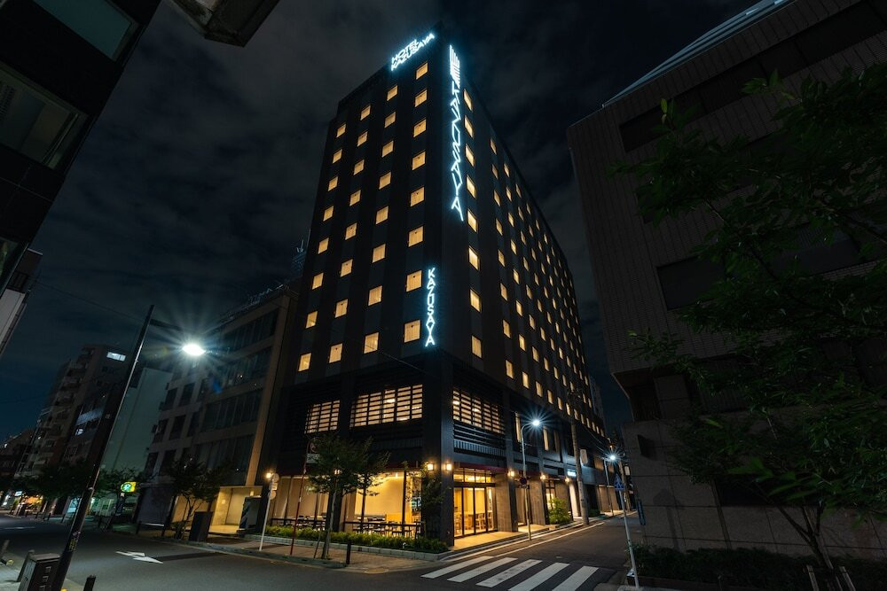 施設の正面 (日没後)