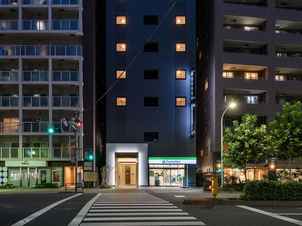 施設の正面 (日没後)